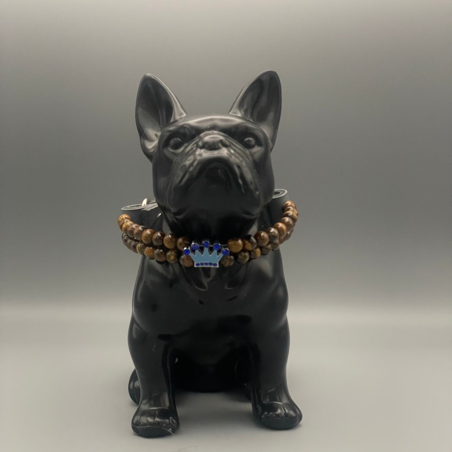 Größe: 28 cm Umfang. Edelstein-Hundehalsband – mit Tigerauge & blauer Strasskrone
