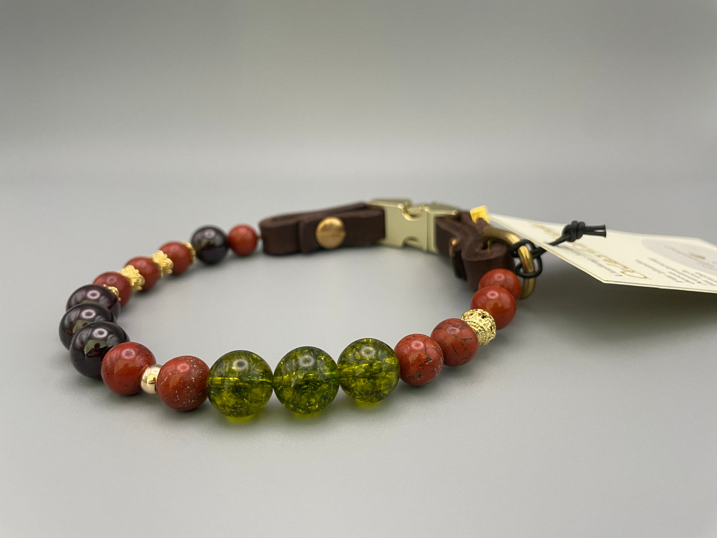 Größe: 31 cm Umfang. Edelstein-Hundehalsband – mit Peridot, Granat und rotem Jaspis