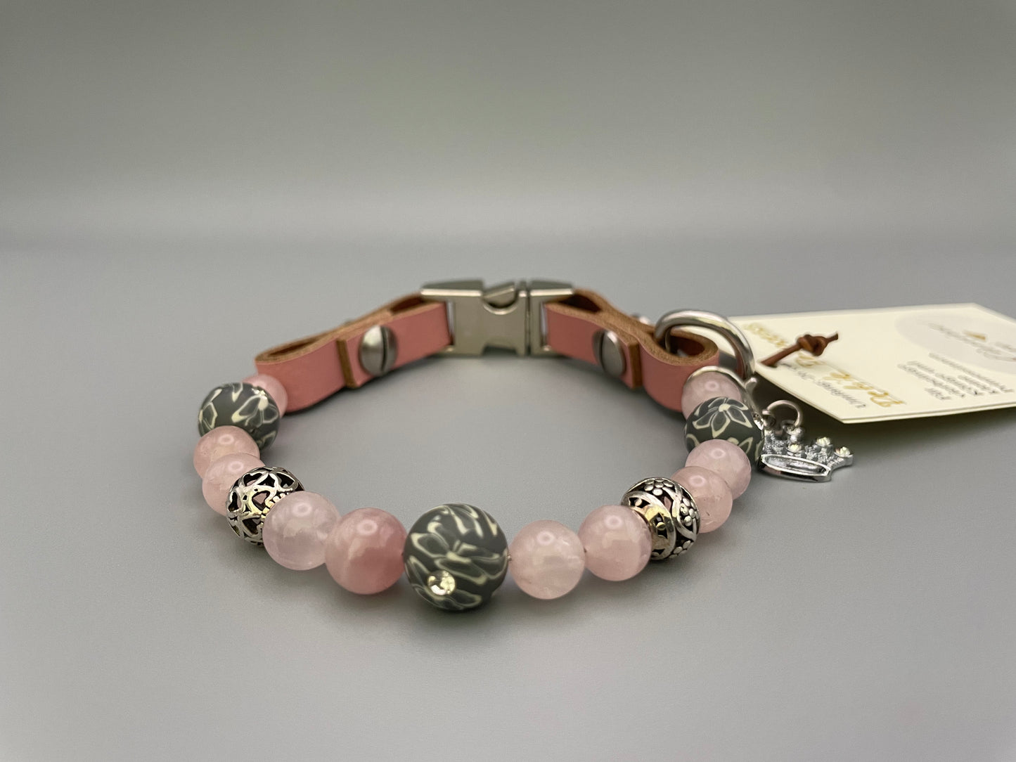 Größe: 26 cm Umfang. Edelstein-Hundehalsband – mit Rosenquarz & Zierperlen