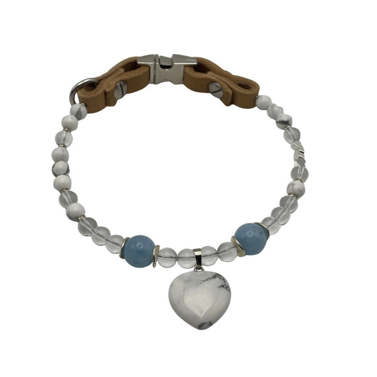 Größe: 38 cm Umfang. Handgefertigtes Edelstein-Hundehalsband - mit Magnesit, Bergkristall und Aquamarin