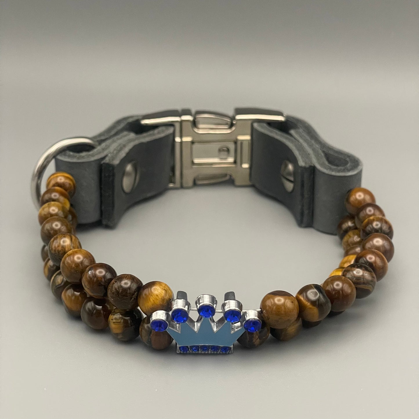 Größe: 28 cm Umfang. Edelstein-Hundehalsband – mit Tigerauge & blauer Strasskrone