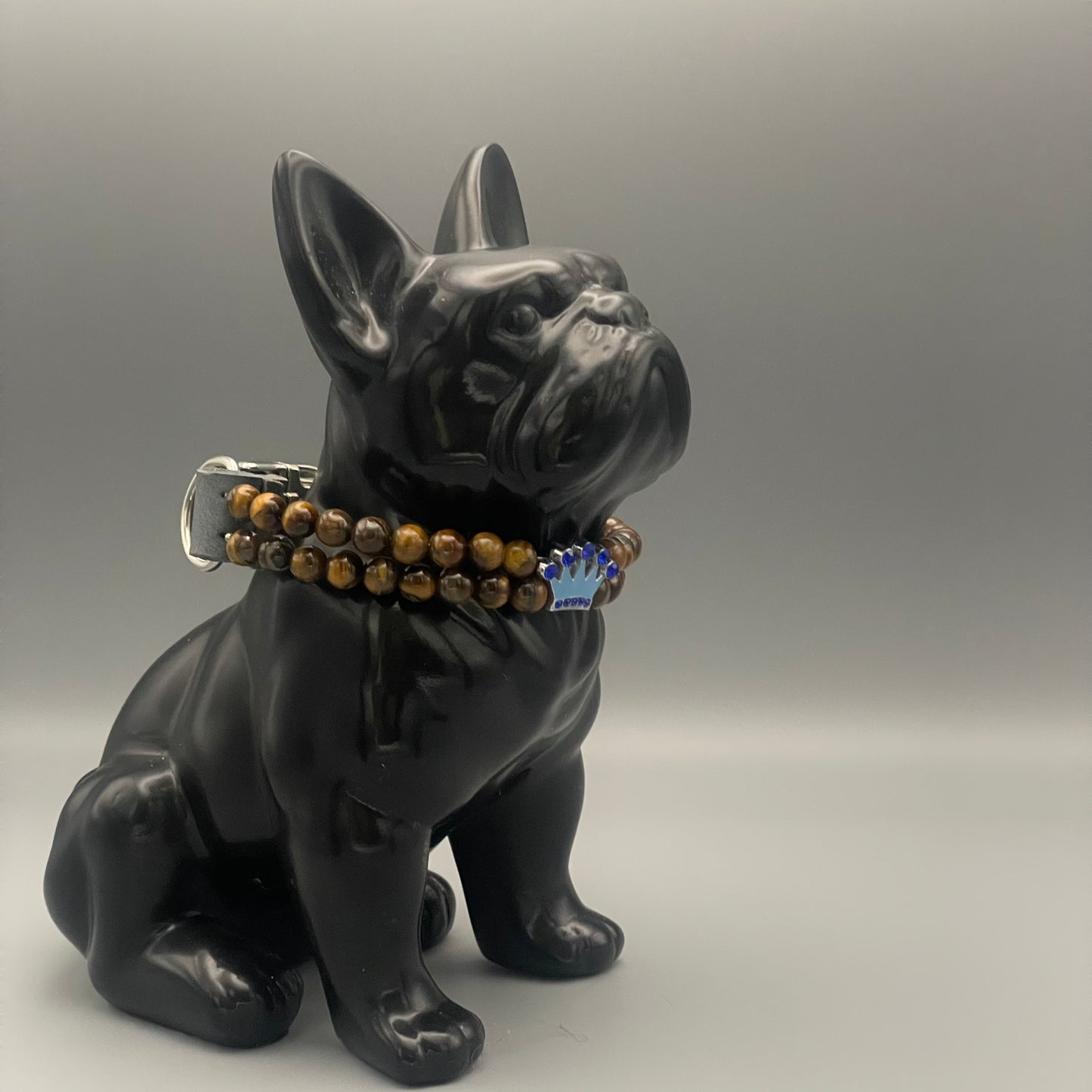 Größe: 28 cm Umfang. Edelstein-Hundehalsband – mit Tigerauge & blauer Strasskrone