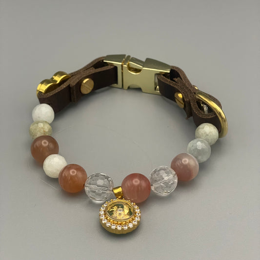 Größe: 22 cm Umfang. Golden Fortune • Edelstein-Hundehalsband – mit Aquamarin, rotem Achat, Bergkristall & Jade