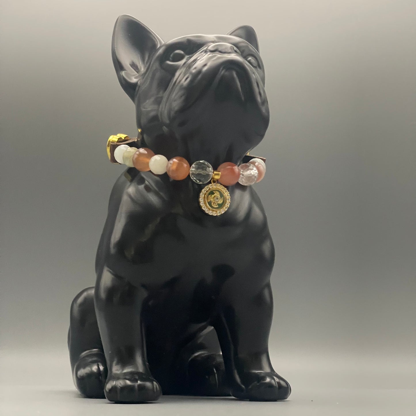 Größe: 22 cm Umfang. Golden Fortune • Edelstein-Hundehalsband – mit Aquamarin, rotem Achat, Bergkristall & Jade