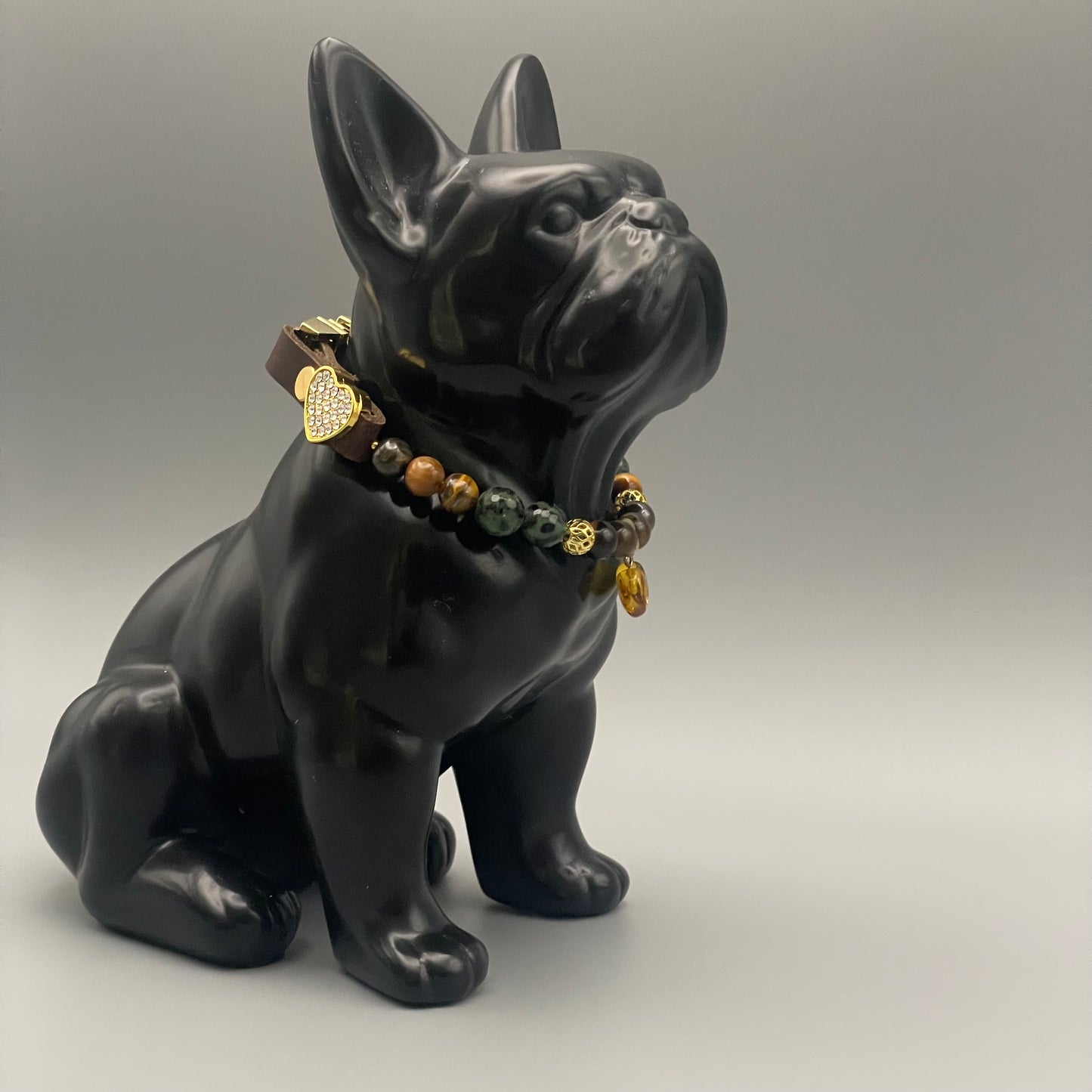 Größe: 25 cm Umfang. Amber Glow • Edelstein-Hundehalsband – mit Tigerauge, Rubin-Zoisit & Bernsteinherz