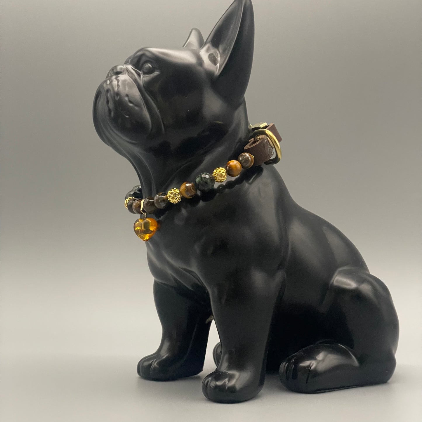 Größe: 25 cm Umfang. Amber Glow • Edelstein-Hundehalsband – mit Tigerauge, Rubin-Zoisit & Bernsteinherz