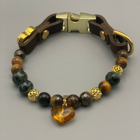 Größe: 25 cm Umfang. Amber Glow • Edelstein-Hundehalsband – mit Tigerauge, Rubin-Zoisit & Bernsteinherz