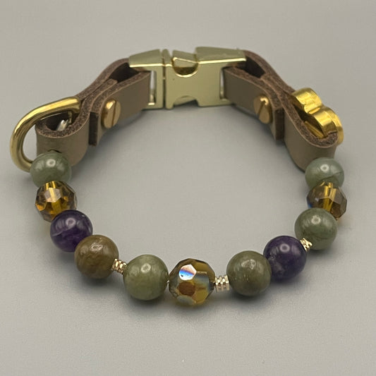 Größe: 22 cm Umfang. Jade Kiss • Edelstein-Hundehalsband – mit Jade, Amethyst & goldenem Strassherz