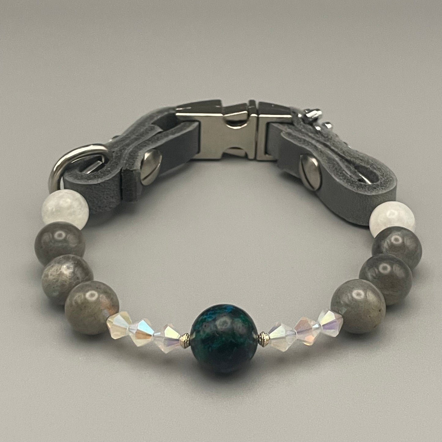Größe: 25 cm Umfang. Lunar Grace • Edelstein-Hundehalsband – mit Mondstein, Labradorit & Chrysokoll