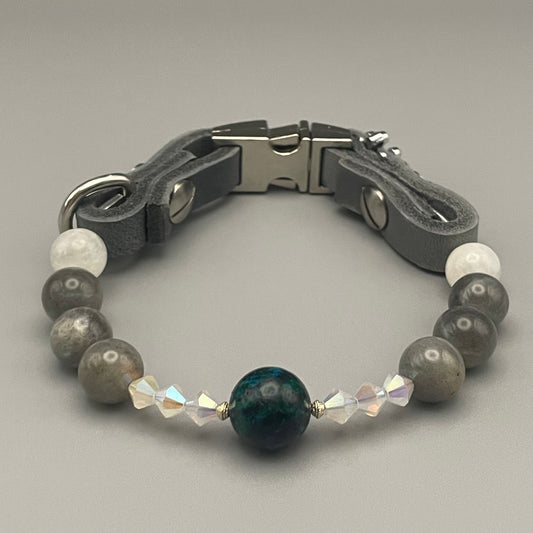 Größe: 25 cm Umfang. Lunar Grace • Edelstein-Hundehalsband – mit Mondstein, Labradorit & Chrysokoll