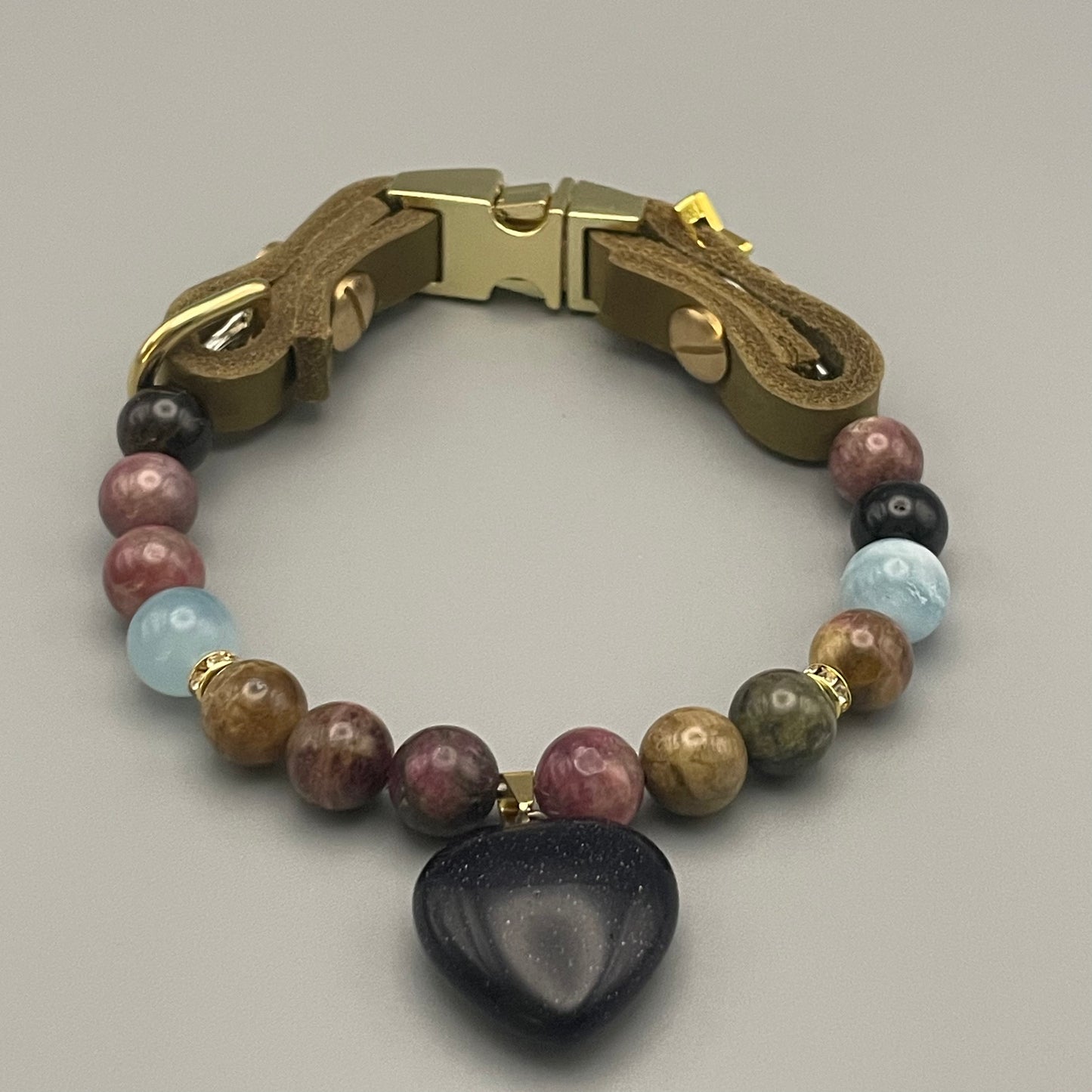 Größe: 27 cm Umfang. Edelstein-Hundehalsband – mit buntem Turmalin, Aquamarin, Obsidian & Goldflussherz