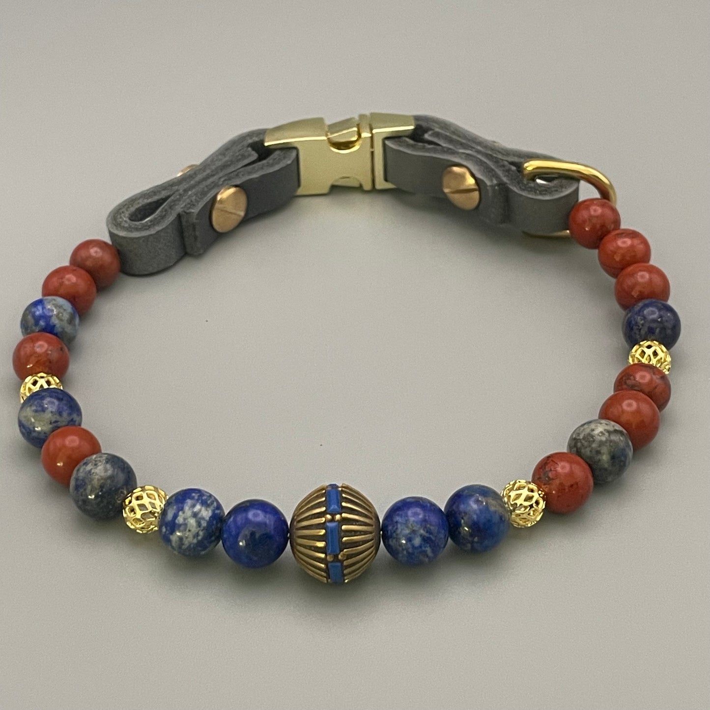 Größe: 34 cm Umfang. Edelstein-Hundehalsband – mit Lapislazuli & rotem Jaspis