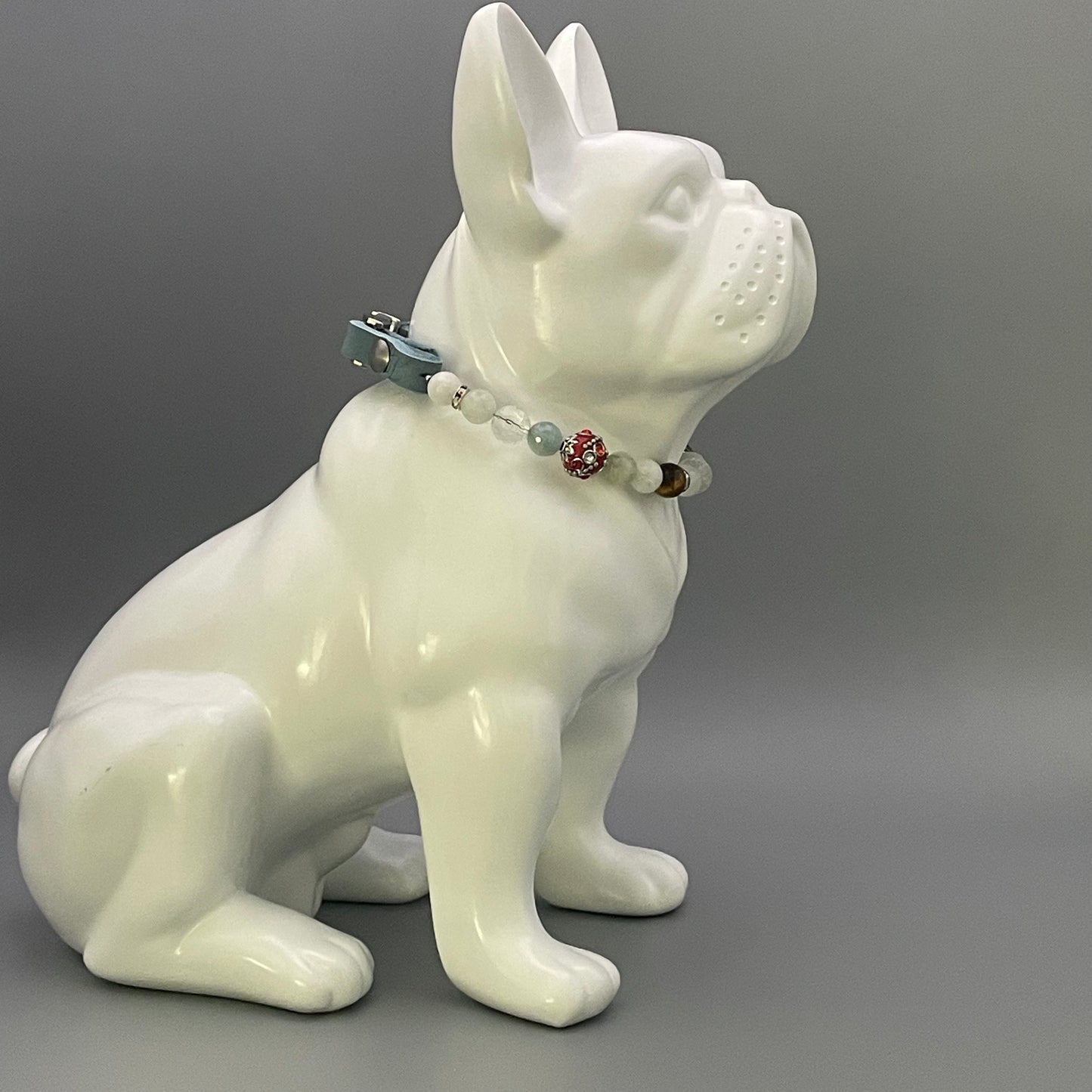 Größe: 32 cm Umfang. Edelstein-Hundehalsband – mit Aquamarin, Bergkristall, Tigerauge & roten indonesischen Perlen.