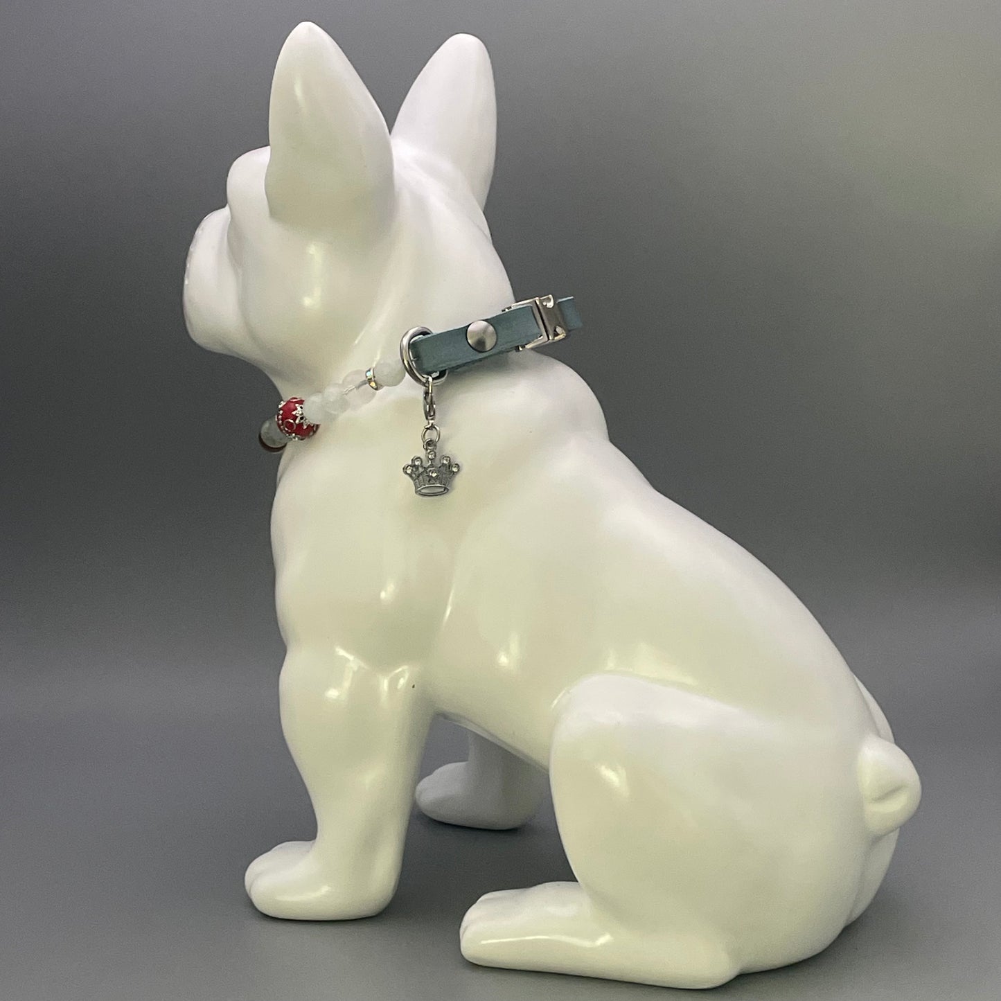 Größe: 32 cm Umfang. Edelstein-Hundehalsband – mit Aquamarin, Bergkristall, Tigerauge & roten indonesischen Perlen.