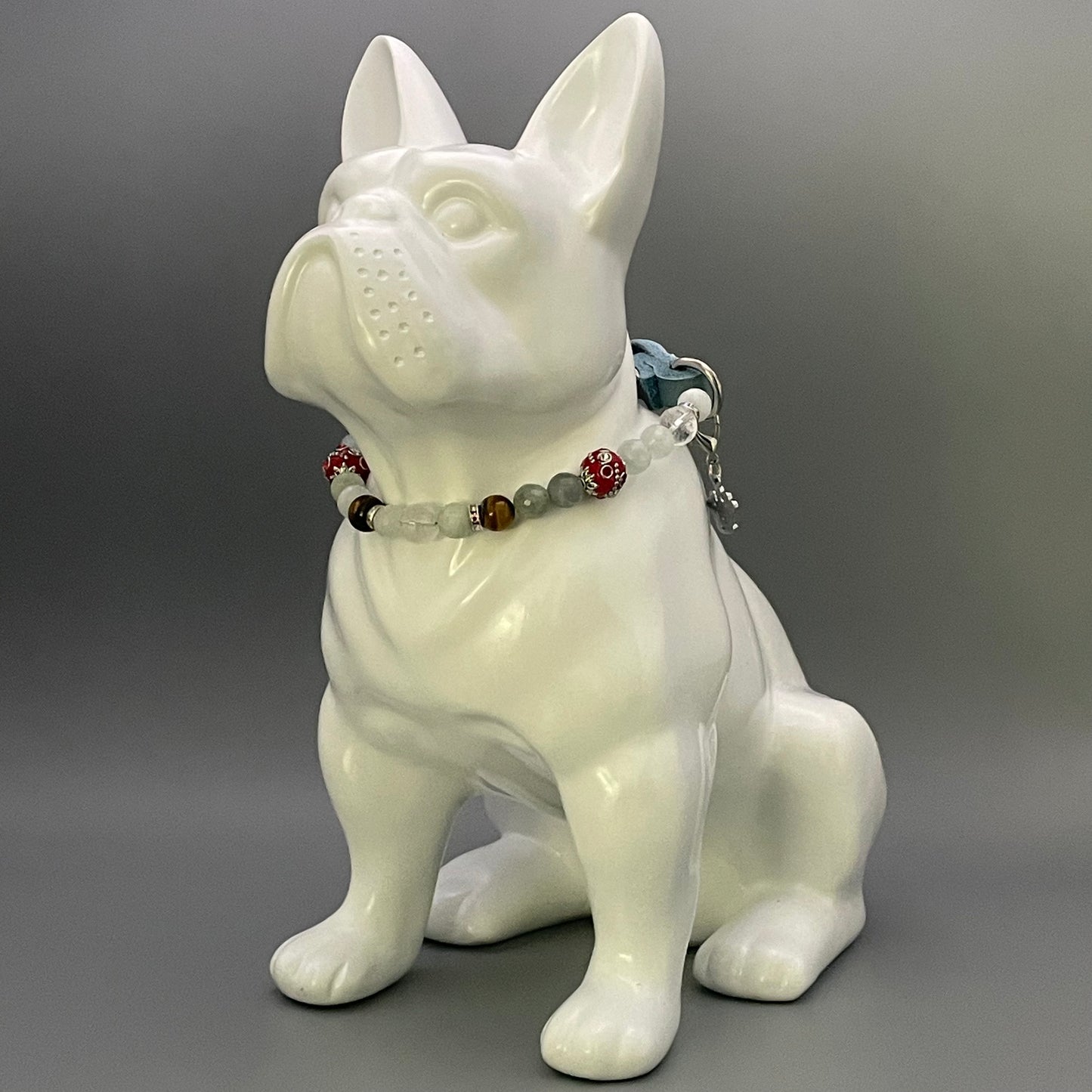 Größe: 32 cm Umfang. Edelstein-Hundehalsband – mit Aquamarin, Bergkristall, Tigerauge & roten indonesischen Perlen.