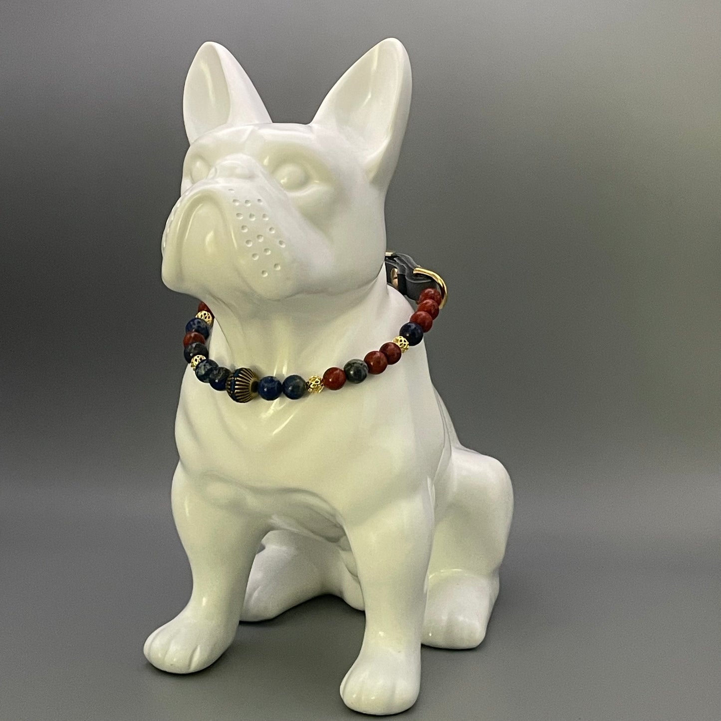 Größe: 34 cm Umfang. Edelstein-Hundehalsband – mit Lapislazuli & rotem Jaspis