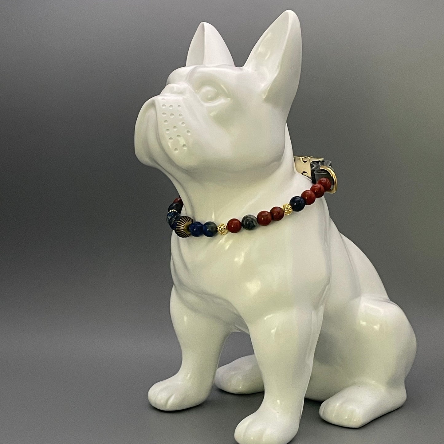 Größe: 34 cm Umfang. Edelstein-Hundehalsband – mit Lapislazuli & rotem Jaspis