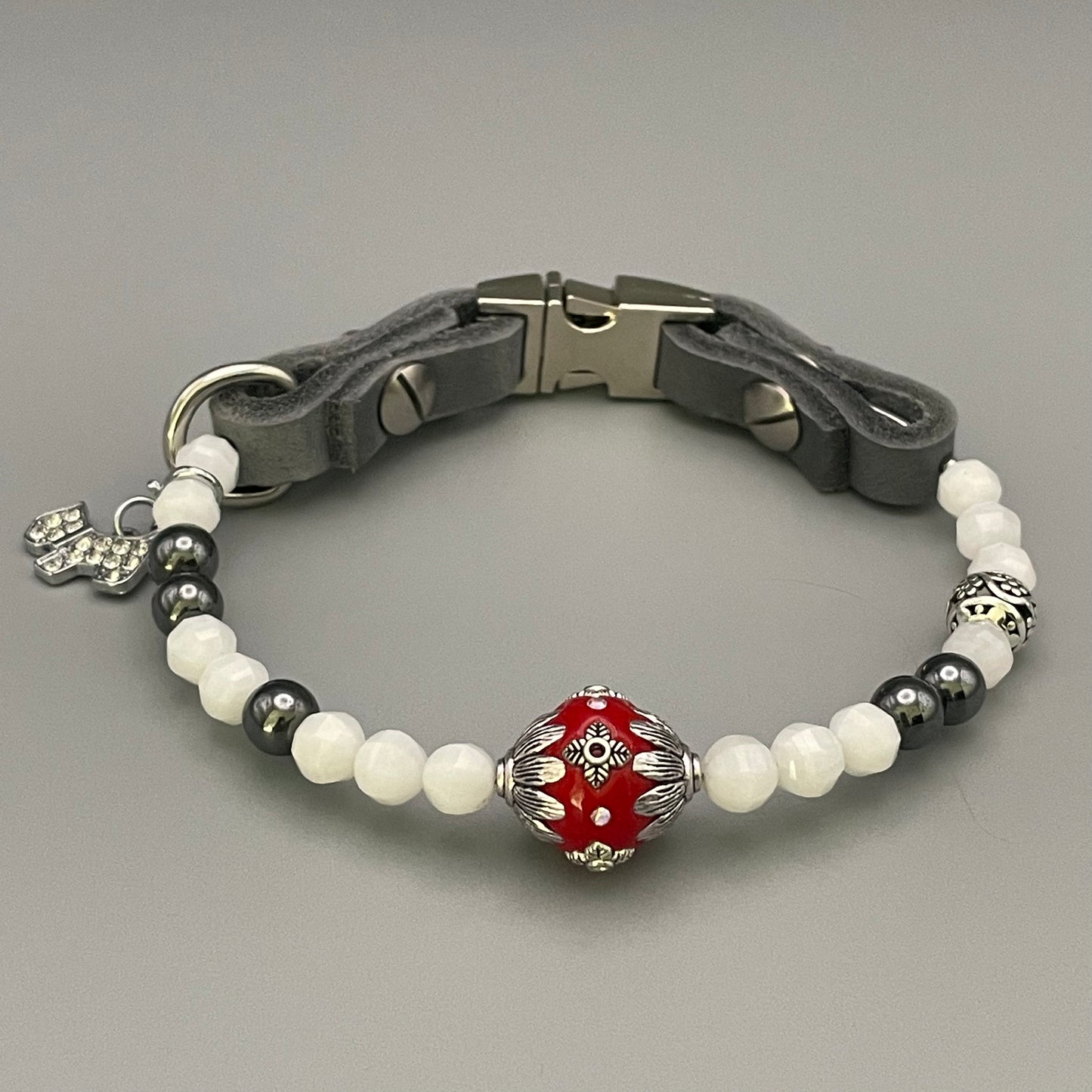Größe: 29 cm Umfang. Edelstein-Hundehalsband – mit facettiertem Quarz, Hämatit & tibetischer Perle