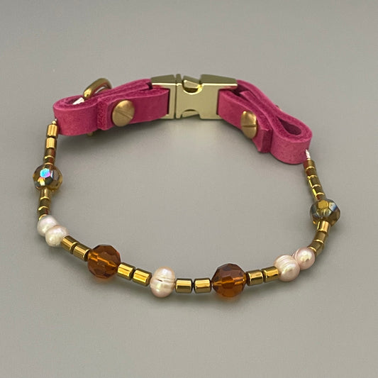 Sunset Pearl – Größe: 30 cm Umfang. Edelstein-Hundehalsband mit Gold-Hämatit, Süßwasserperlen & Kristallen.