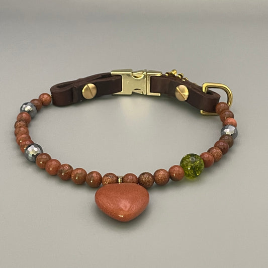 Größe: 34 cm Umfang. Edelstein-Hundehalsband – mit Goldfuss, Peridot & Silizium