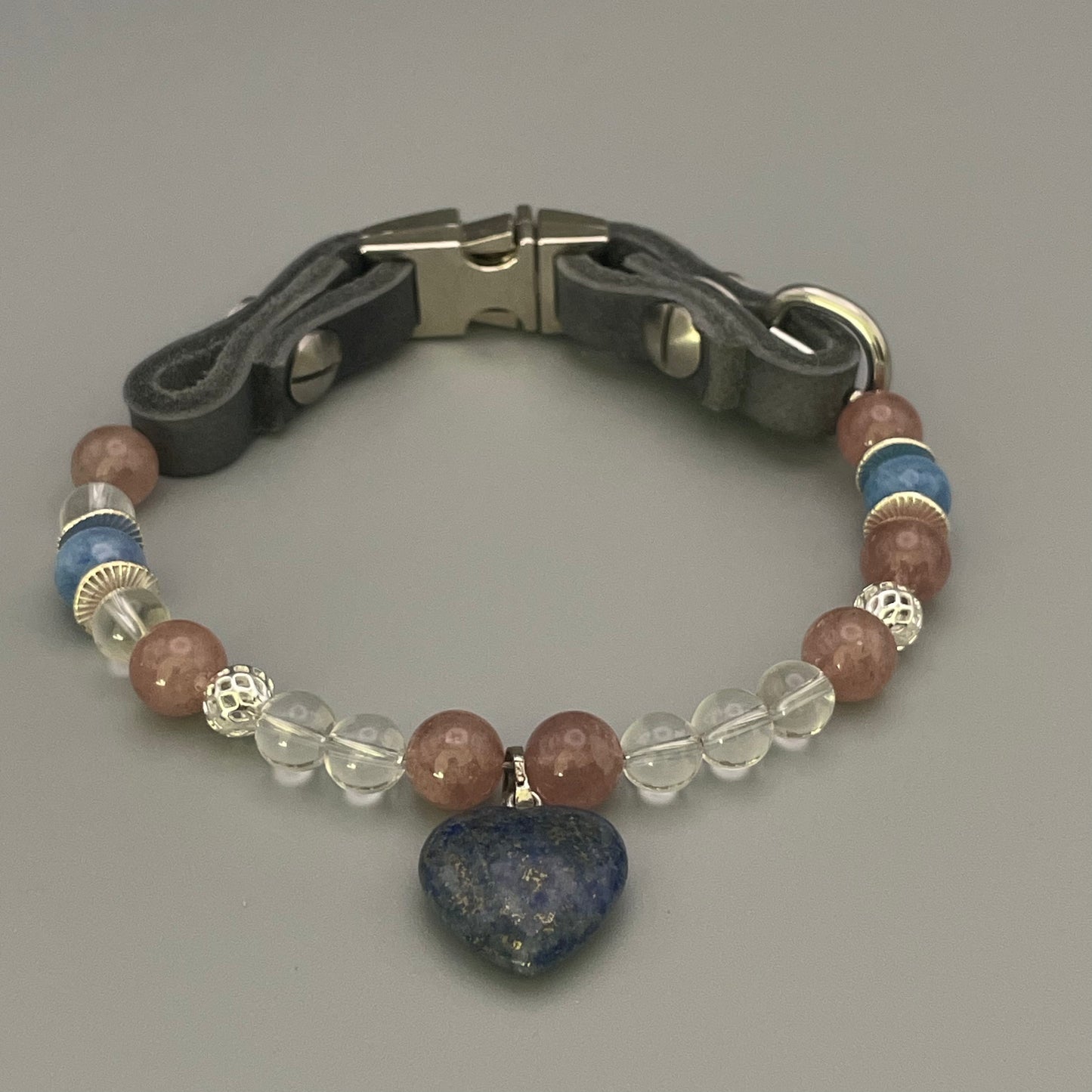Größe: 28 cm Umfang. Edelstein-Hundehalsband – mit Aquamarin, Erdbeerquarz & Lapislazuli-Herz