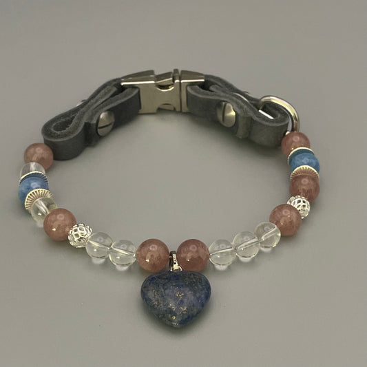 Größe: 28 cm Umfang. Edelstein-Hundehalsband – mit Aquamarin, Erdbeerquarz & Lapislazuli-Herz