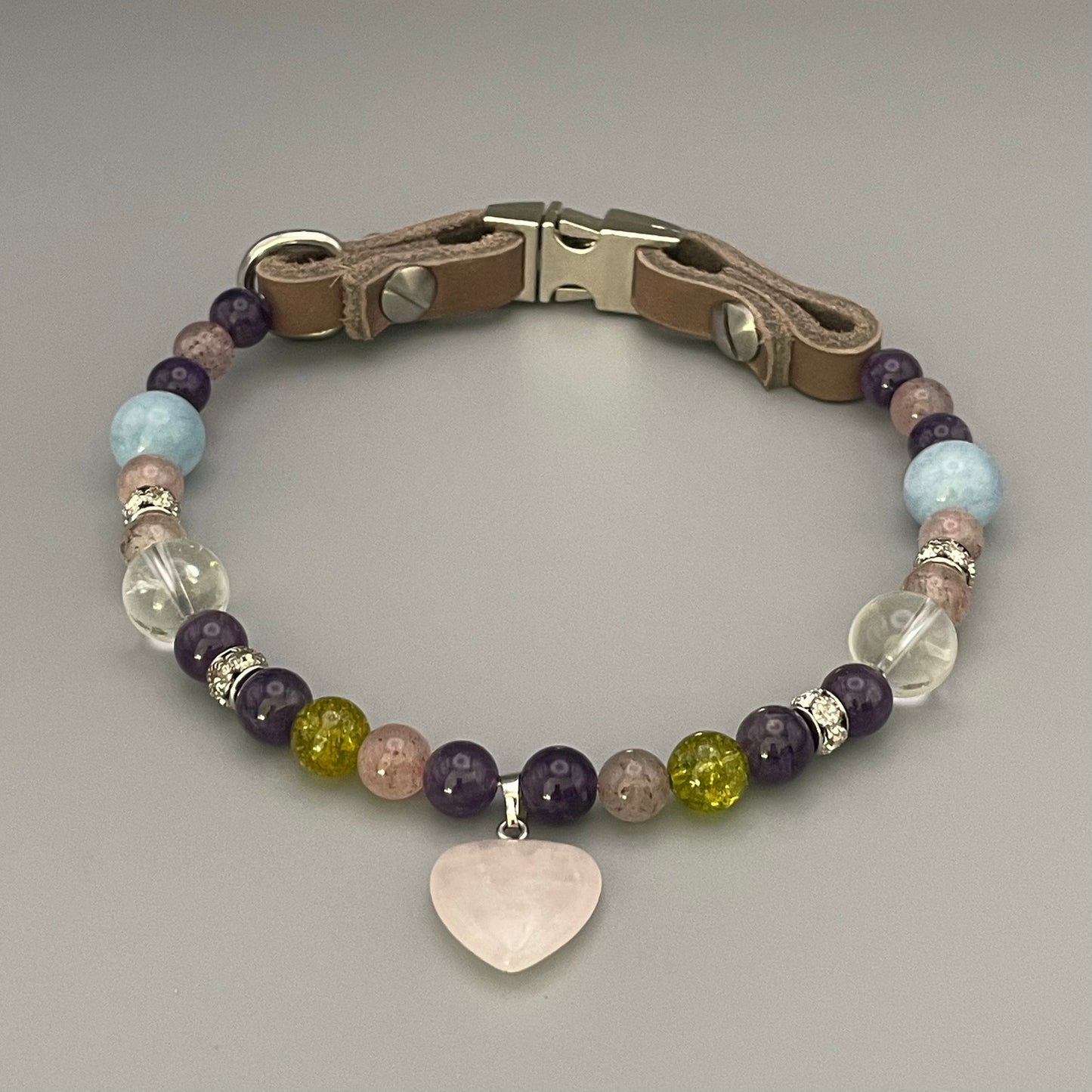 Größe: 37 cm Umfang. Edelstein-Hundehalsband mit Amethyst, Erdbeerquarz, Bergkristall, Aquamarin und Peridot
