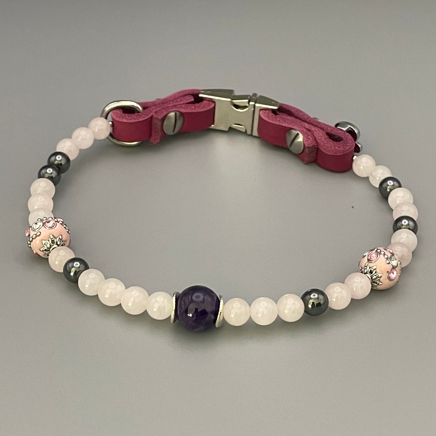Größe: 38 cm Umfang. Edelstein-Hundehalsband mit Rosenquarz, Hämatit & Amethyst.