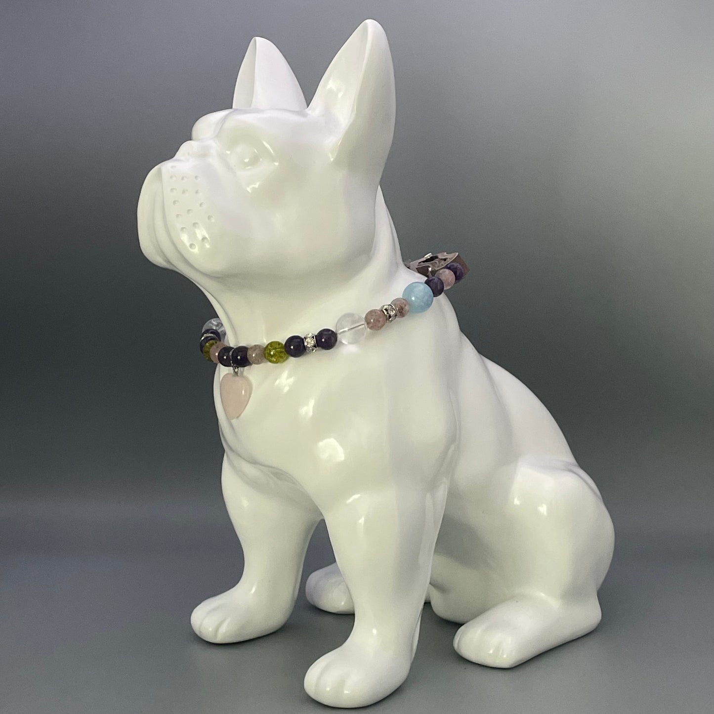 Größe: 37 cm Umfang. Edelstein-Hundehalsband mit Amethyst, Erdbeerquarz, Bergkristall, Aquamarin und Peridot