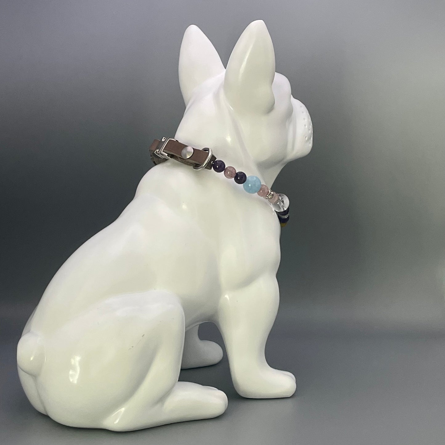 Größe: 37 cm Umfang. Edelstein-Hundehalsband mit Amethyst, Erdbeerquarz, Bergkristall, Aquamarin und Peridot