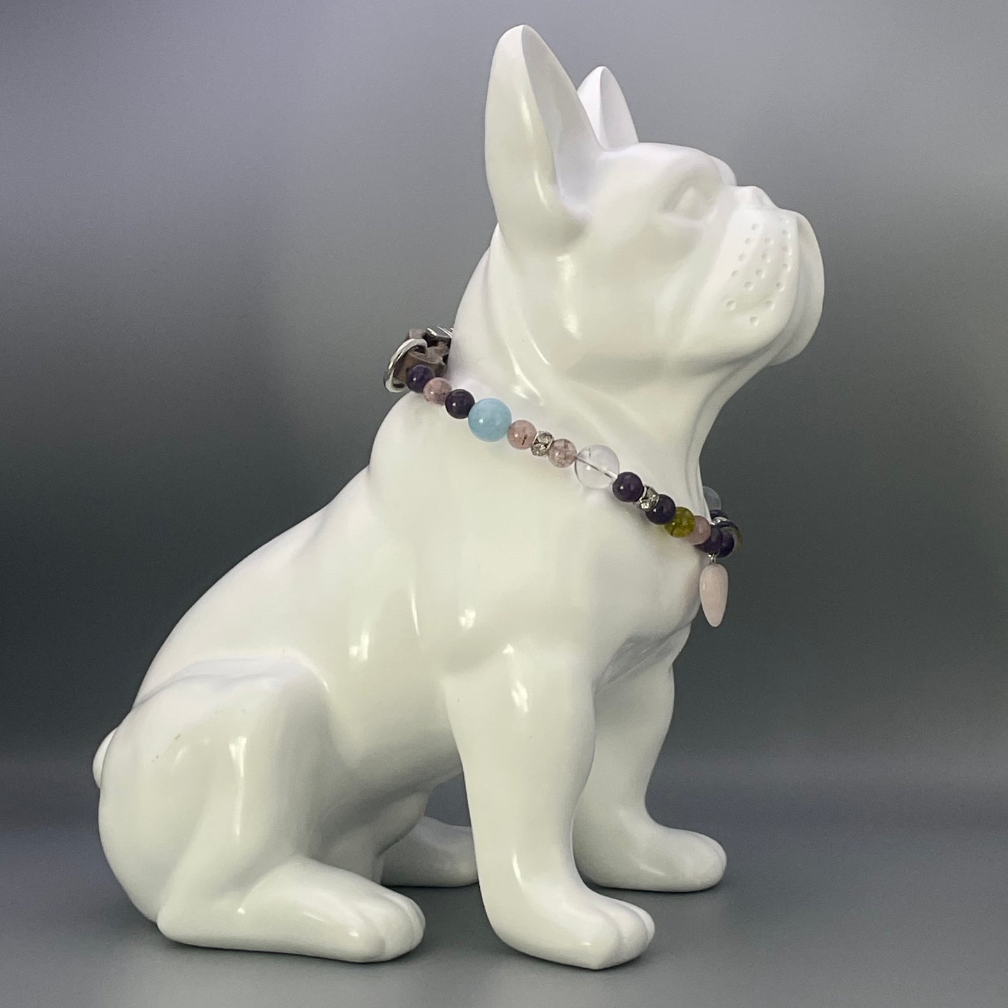 Größe: 37 cm Umfang. Edelstein-Hundehalsband mit Amethyst, Erdbeerquarz, Bergkristall, Aquamarin und Peridot