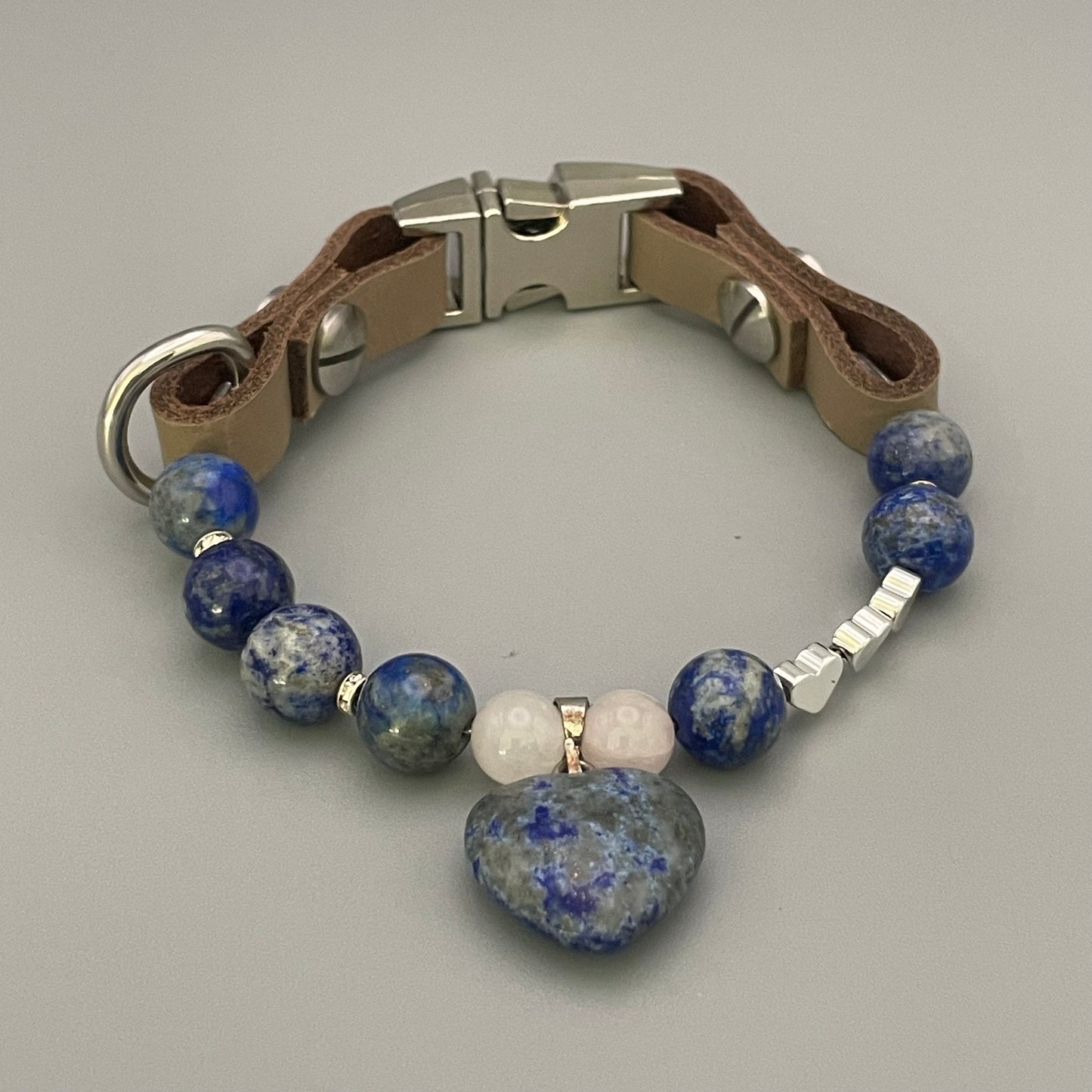 Größe: 23 cm Umfang. Midnight Heart • Edelstein-Hundehalsband – mit Lapislazuli & Rosenquarz