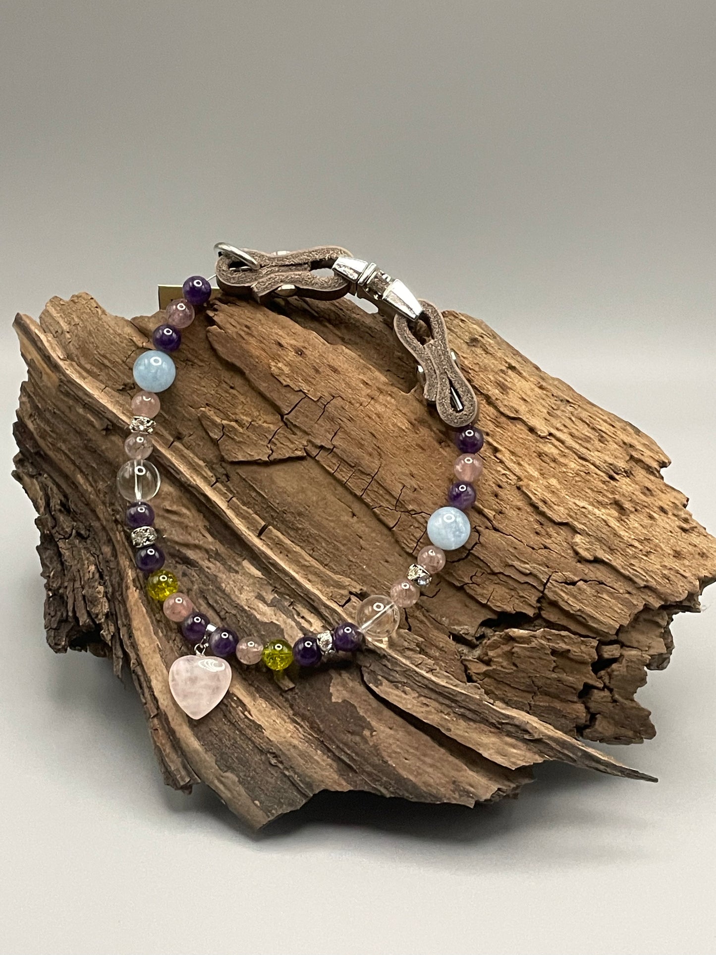 Größe: 37 cm Umfang. Edelstein-Hundehalsband mit Amethyst, Erdbeerquarz, Bergkristall, Aquamarin und Peridot