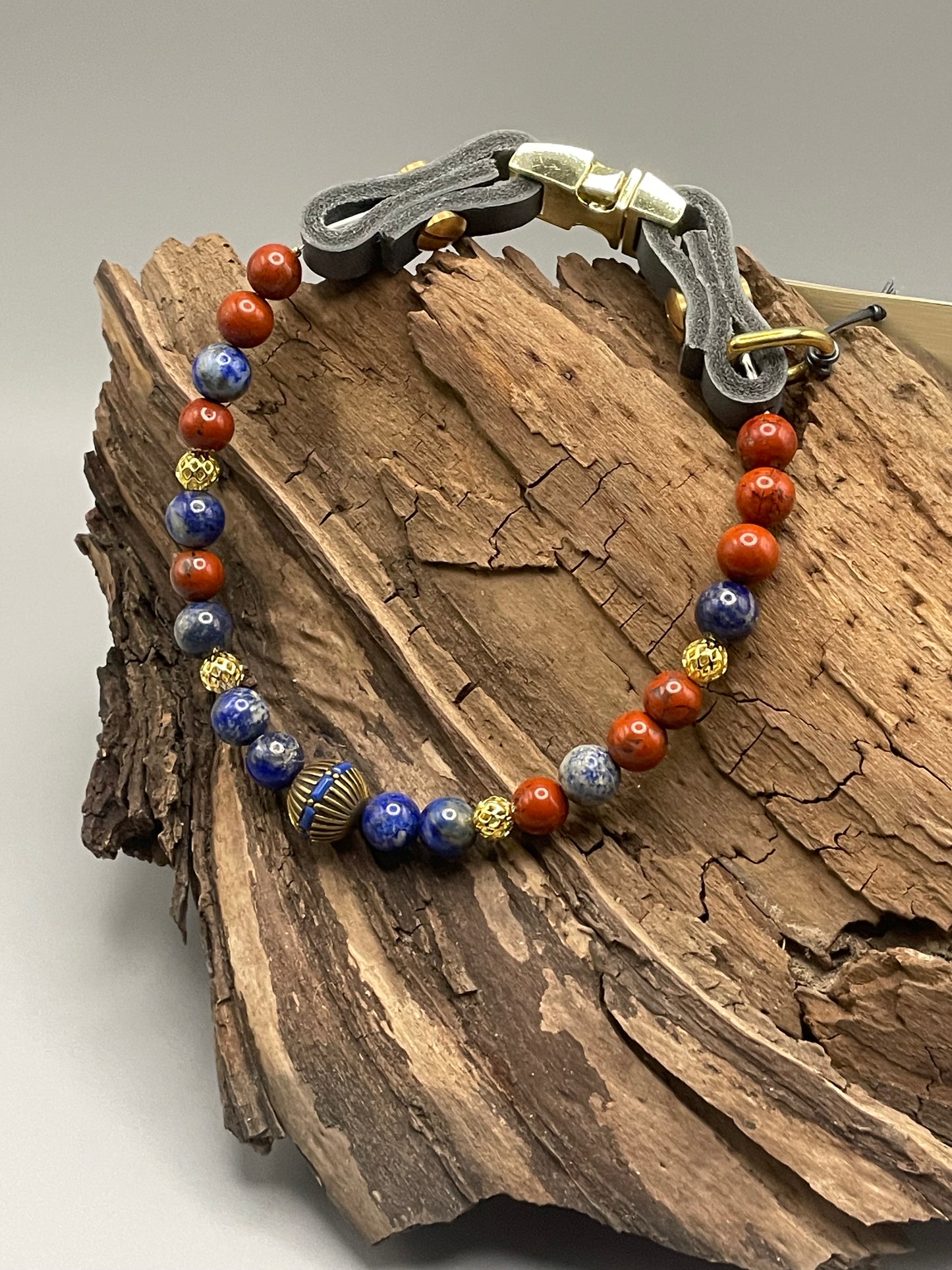 Größe: 34 cm Umfang. Edelstein-Hundehalsband – mit Lapislazuli & rotem Jaspis