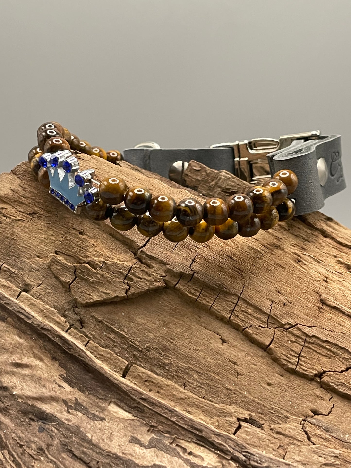 Größe: 28 cm Umfang. Edelstein-Hundehalsband – mit Tigerauge & blauer Strasskrone