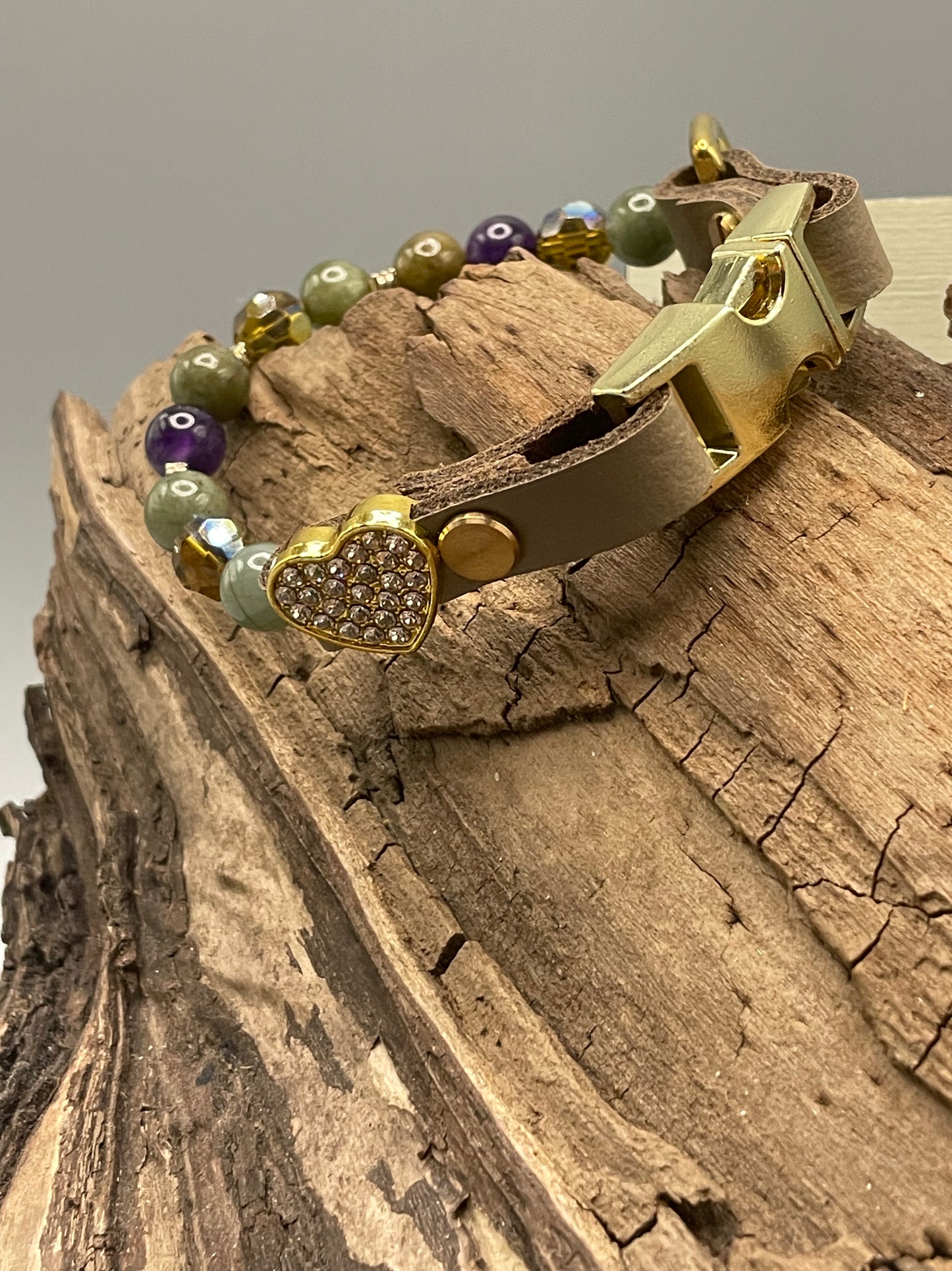 Größe: 22 cm Umfang. Jade Kiss • Edelstein-Hundehalsband – mit Jade, Amethyst & goldenem Strassherz