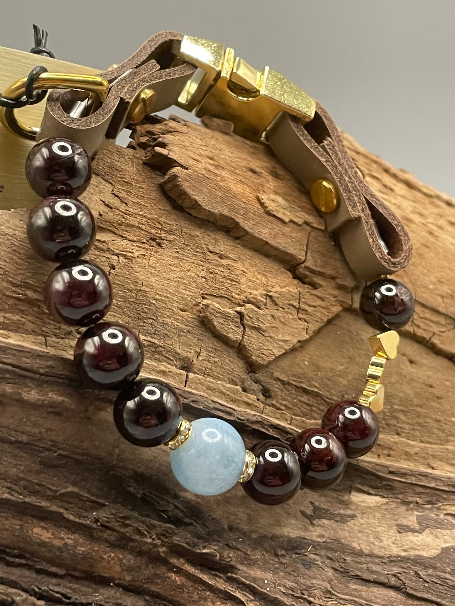 Größe: 25 cm Umfang. Aqua Rouge • Edelstein-Hundehalsband – mit Granat & Aquamarin
