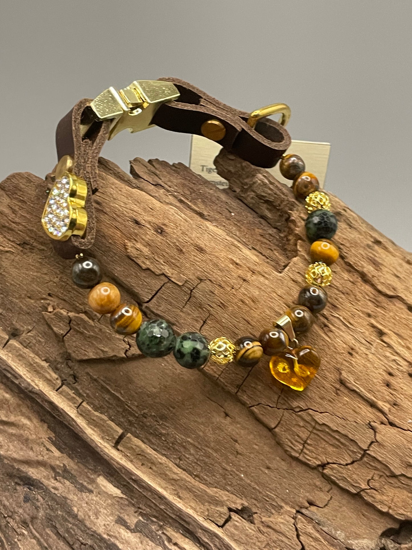 Größe: 25 cm Umfang. Amber Glow • Edelstein-Hundehalsband – mit Tigerauge, Rubin-Zoisit & Bernsteinherz