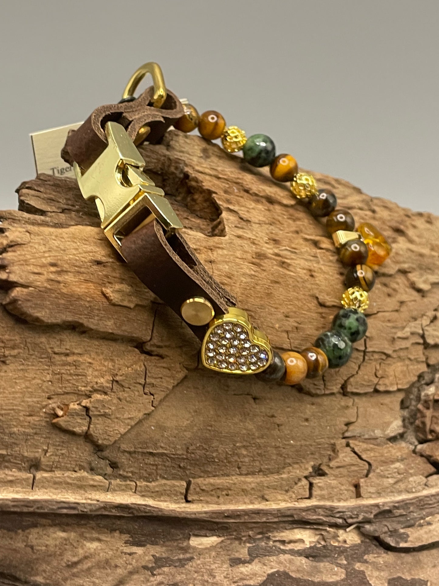 Größe: 25 cm Umfang. Amber Glow • Edelstein-Hundehalsband – mit Tigerauge, Rubin-Zoisit & Bernsteinherz