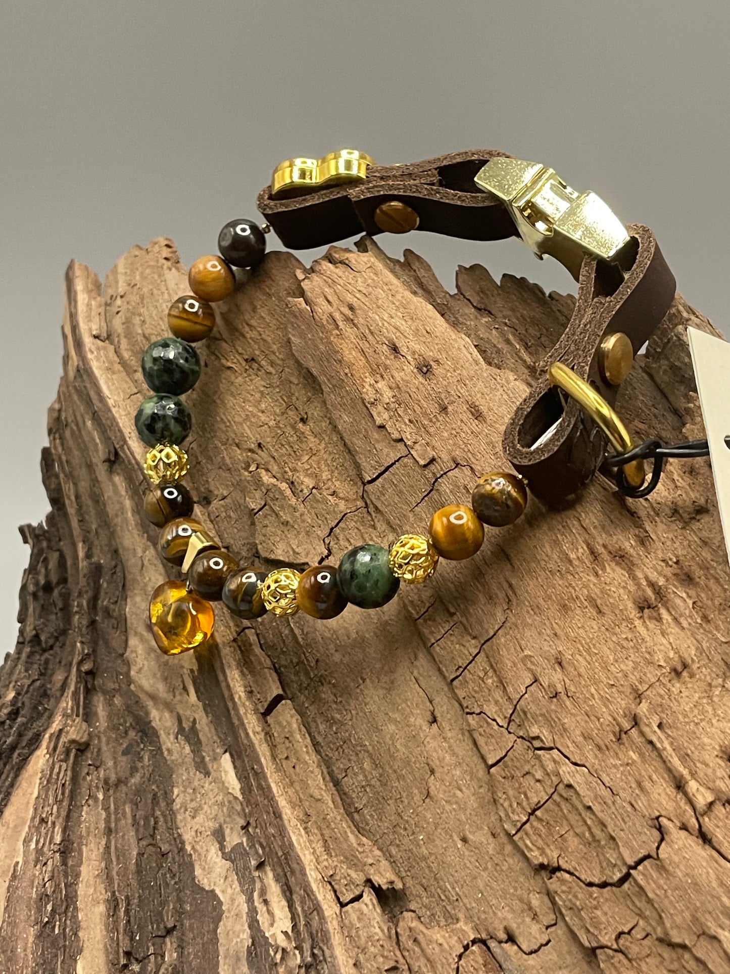 Größe: 25 cm Umfang. Amber Glow • Edelstein-Hundehalsband – mit Tigerauge, Rubin-Zoisit & Bernsteinherz
