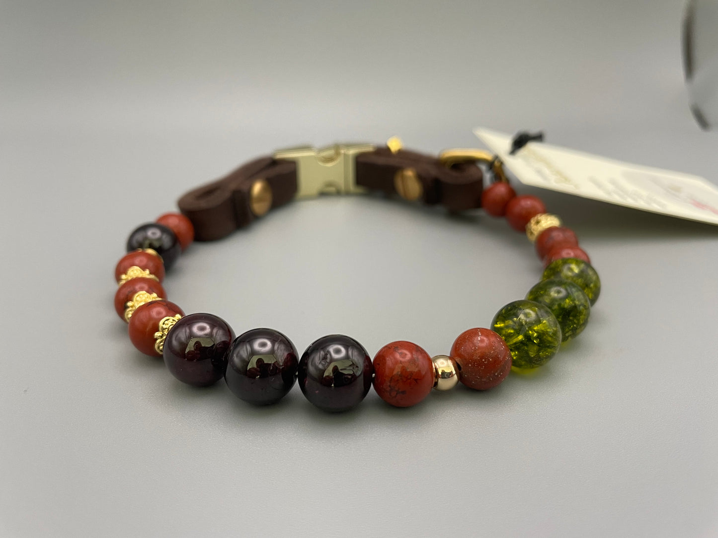 Größe: 31 cm Umfang. Edelstein-Hundehalsband – mit Peridot, Granat und rotem Jaspis
