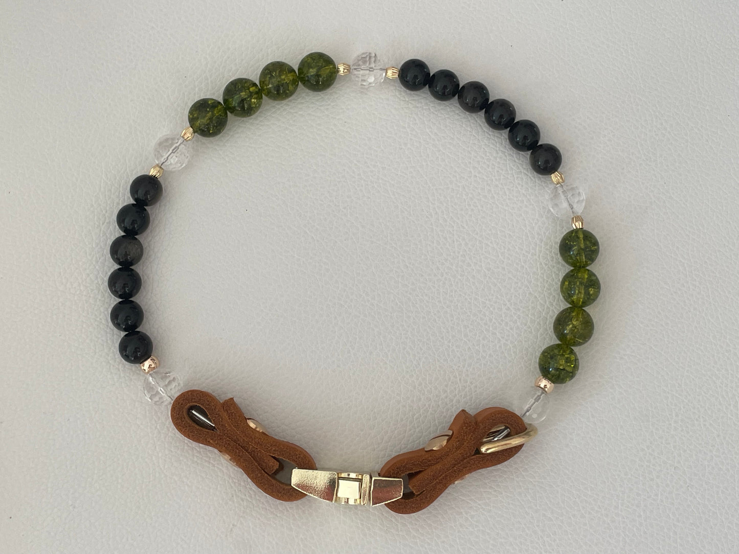 Individuelle Anfertigung 41 cm – mit Peridot, Obsidan und Bergkristall. Zwischenteile mit Goldauflage.